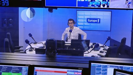 Gabriel Attal inaugure son nouveau costume de ministre de l'Éducation dans une école touchée par les émeutes