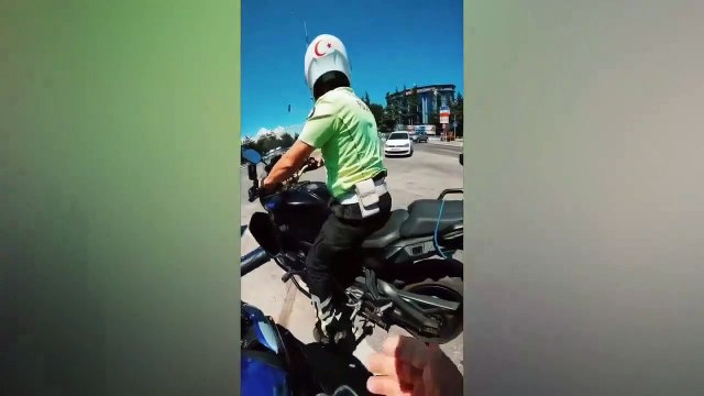 Tout le monde attendait qu'il écrive une amende, mais le discours de la police de la circulation aux jeunes a ému tout le monde.