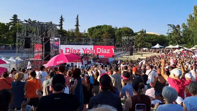 Salida de Yolanda Díaz al escenario del acto de cierre de campaña de Sumar