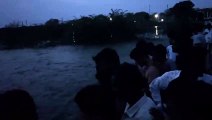 देखें वीडियो :सागरमती नदी के तेज बहाव में बहा युवक, बाइक मिली