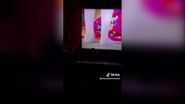 Adultos protagonizam cenas de pancadaria em estreia do filme da Barbie