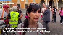 Sit-in contro Portanova, il video: fischietti e cartellini rossi