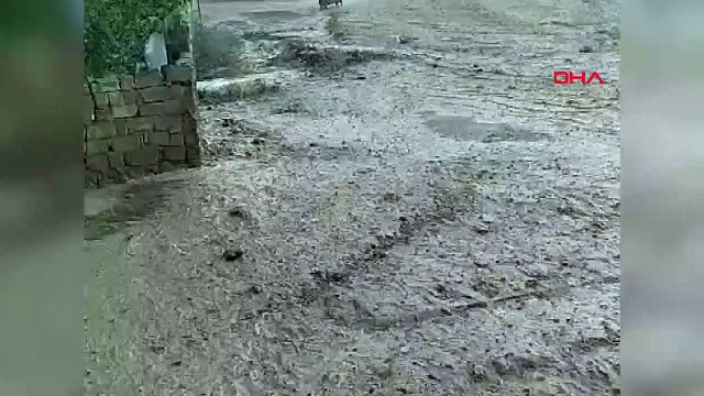 Maisons inondées après l'averse à Doğubayazıt