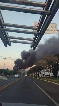 Incêndio de grandes proporções é registrado em empresa de pneus