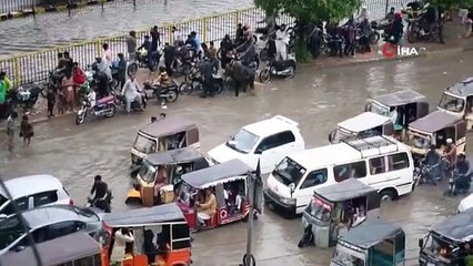 Pakistan'da sel: Araçlar suya gömüldü