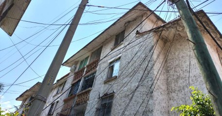 Reportan vecinos de La Aurora cables colgando de un poste de Telmex