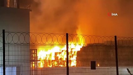 Grand incendie dans une usine de carton à Tekirdag： Des flammes ont illuminé la nuit