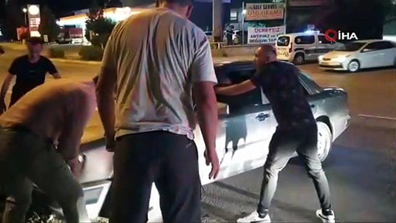 El freni çekilmeyen otomobil refüje çıktı