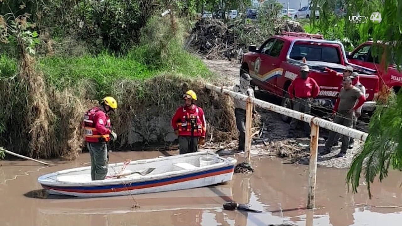 Bomberos y policías de Tlajomulco buscan a un joven que fue arrastrado por la corriente de agua