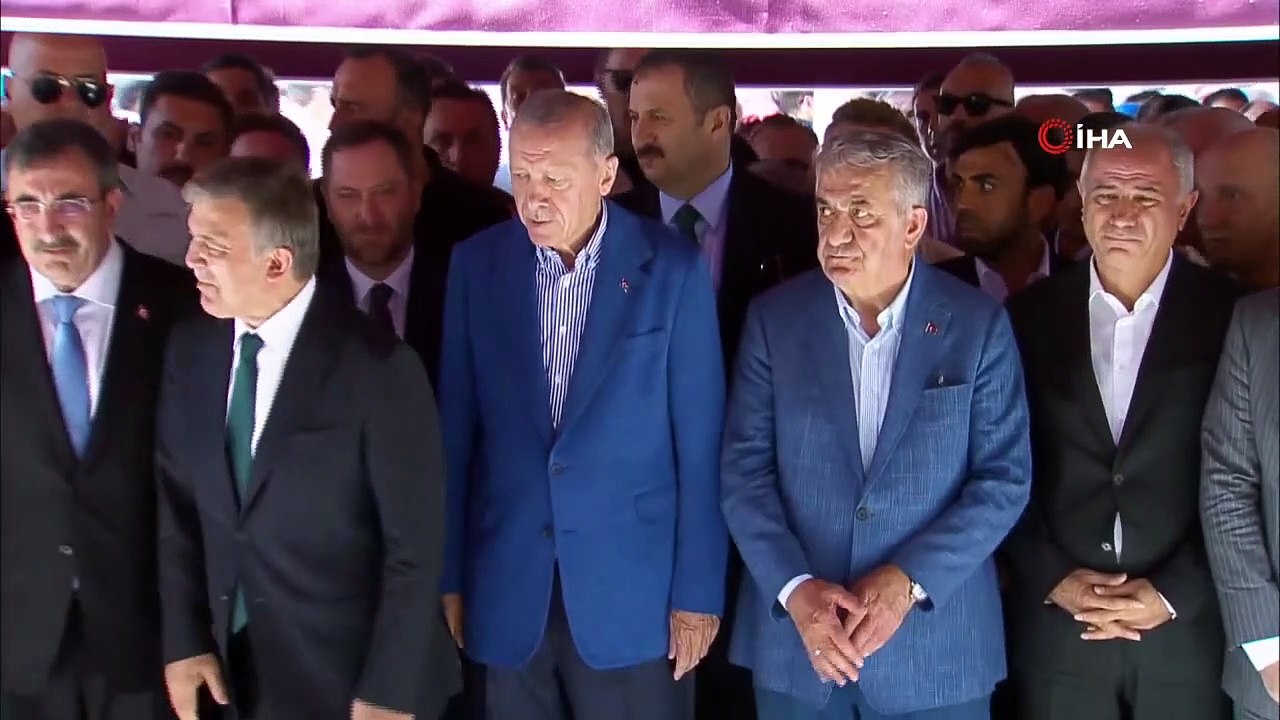 Le président Erdogan et Abdullah Gul se sont tenus côte à côte et ont porté le cercueil ensemble