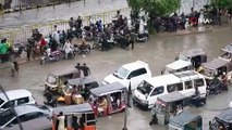 Pakistan’da sel: Araçlar suya gömüldü