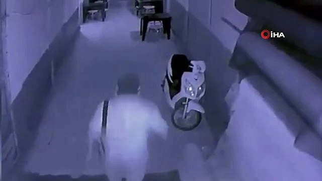 Hırsızın rahat tavırları dikkat çekti... Gözüne kestirdiği telefonu masadan böyle çaldı