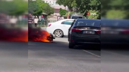 Alev alan motosiklet kül oldu