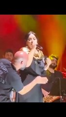 Zara'nın konserinde ilginç anlar! Bir anda üzerine fırladı
