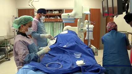 Dans le traitement de l'occlusion vasculaire, la méthode « angio fabriquée à partir du poignet » est préférée