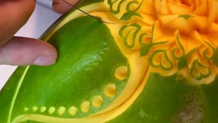 Carving pro turns papaya into a must-see delight... no spinach needed!