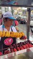 ¡Ingenio y creatividad! Peruana vende picarones de fresa y maíz morado