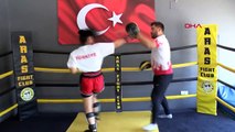 Sultan Demir, qui est arrivé à la 3e place à Türkiye au championnat de kick boxing à Manisa, a été sélectionné dans l'équipe nationale