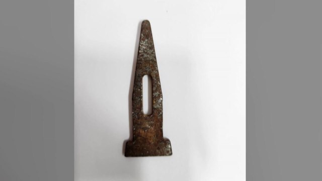 충북 충주에서 도로에 떨어진 쇳조각에 차량 15대 타이어 찢어져 / YTN