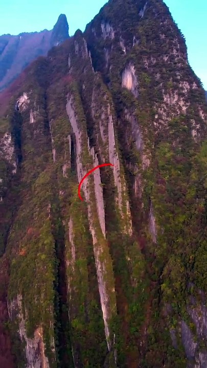 无人机飞进深山发现“刀片山”，上面竟然还有一棵坚强的迎客松