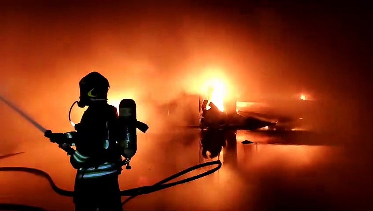 Rho, incendio in un'azienda: vigili del fuoco in azione