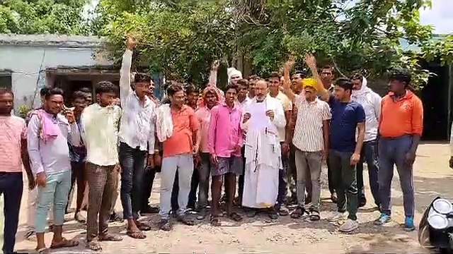 बिजली की समस्या को लेकर किसानों ने किया प्रदर्शन