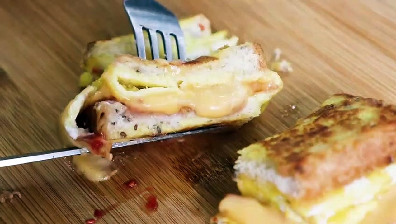 Fazendo torradas de ovos com uma frigideira. Café da manhã rápido em 5 minutos wander