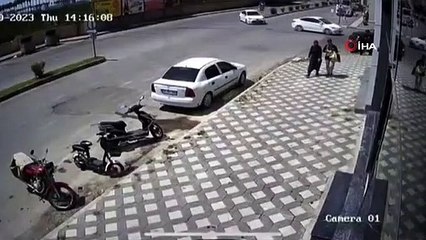 L'attention du conducteur a empêché la catastrophe： C'est ainsi que les jeunes à moto ont heurté la voiture