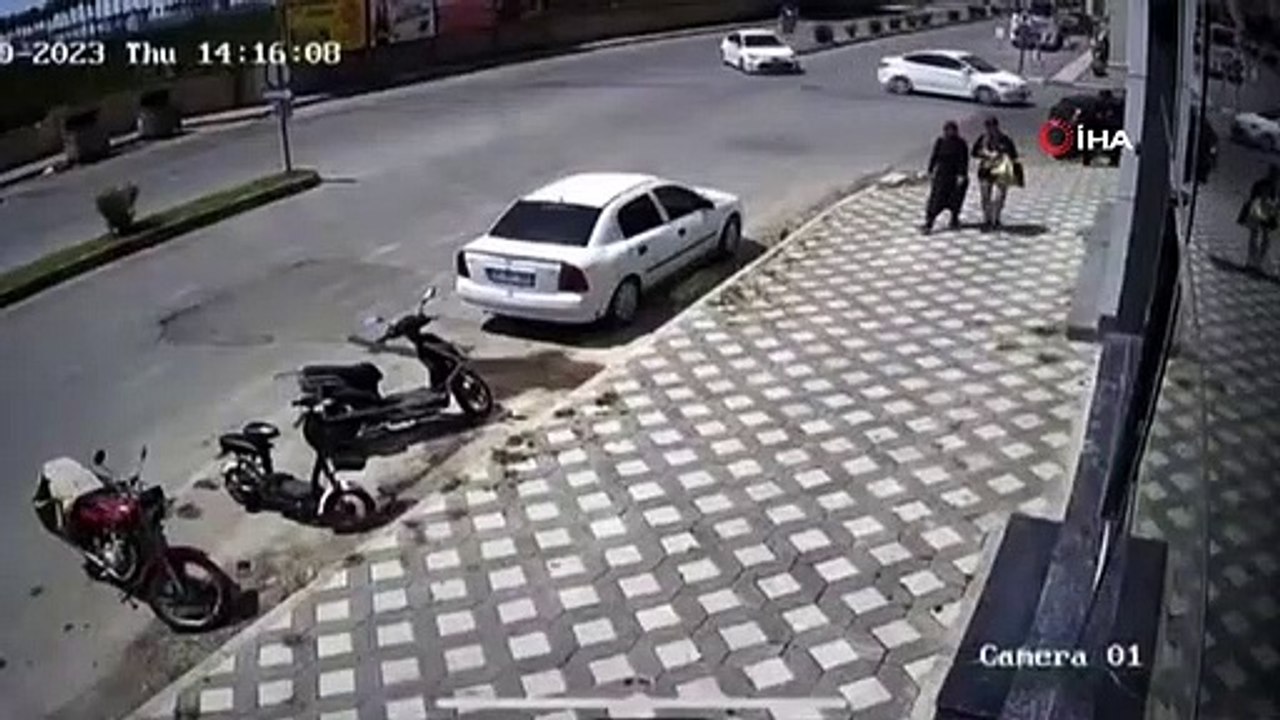 L'attention du conducteur a empêché la catastrophe： C'est ainsi que les jeunes à moto ont heurté la voiture