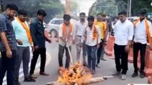 झाँसी: विद्यार्थी परिषद ने झांसी में किया विरोध प्रदर्शन, राजस्थान सरकार का किया पुतला दहन