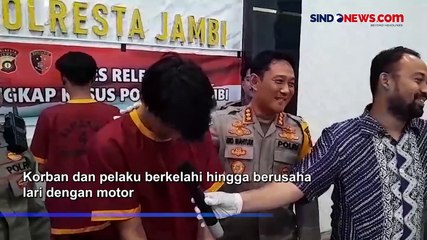 Descargar video: Pembunuhan Sadis di Jambi! Gegara Kencan MiChat Pria Paruh Baya Tewas Dihantam Batu