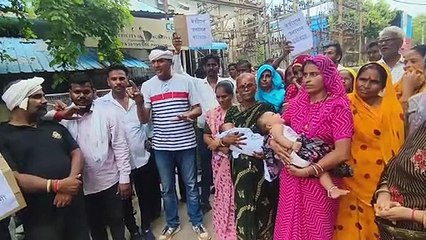 बिजली विभाग के दफ्तर के सामने अनूठा विरोध प्रदर्शन