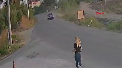 Otomobilin kanala uçtuğu kaza, güvenlik kamerasında