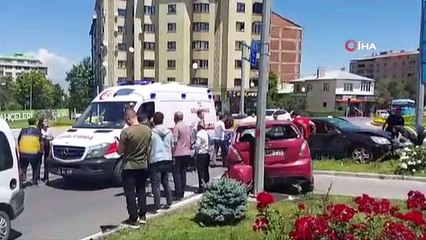 Deux voitures sont entrées en collision frontale à l'intersection： 6 blessés