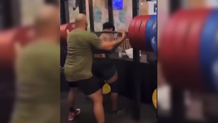 Fisiculturista morre ao tentar erguer peso de 210kg na Indonésia