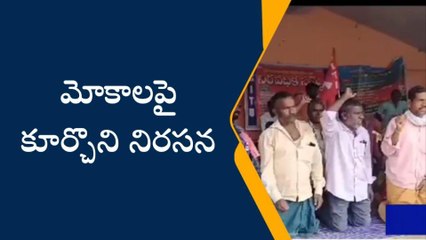 సిరిసిల్ల: మోకాళ్లపై కూర్చొని జీపీ కార్మికుల నిరసన