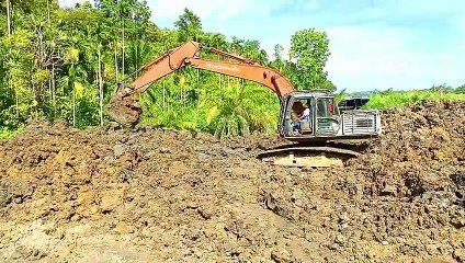 Hitachi 200 and Hitachi 200 Work Together to Move Mud Soil