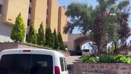 Le mari aux yeux bandés a été horrifié ： a poignardé à mort sa femme et sa fille de 6 ans dans l'hôtel