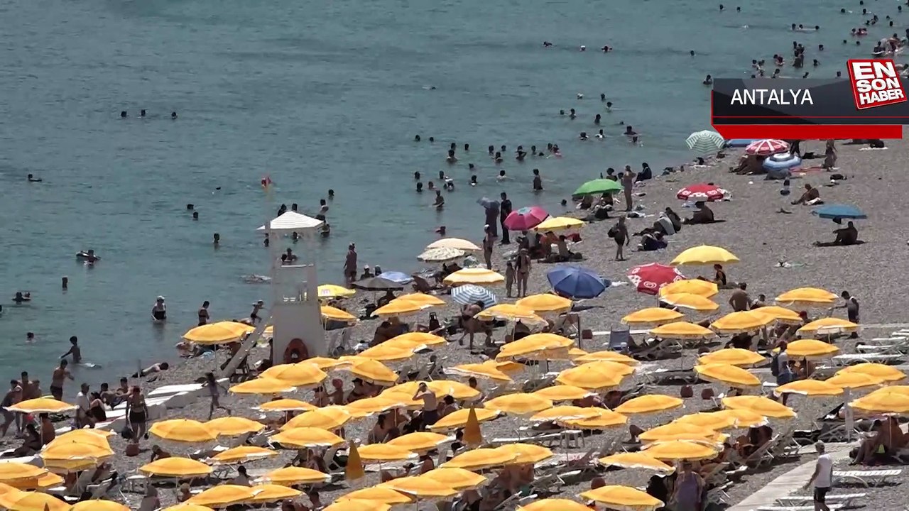 Sıcaklık 44 dereceyi bulunca serinlemek için sahile koştular