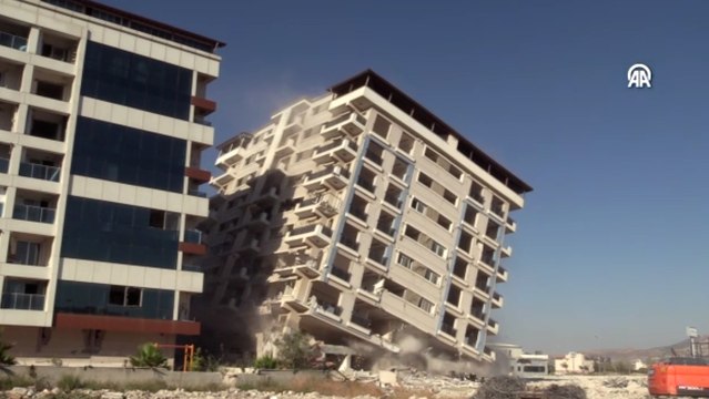 Ağır hasarlı 9 katlı bina kontrollü şekilde yıkıldı