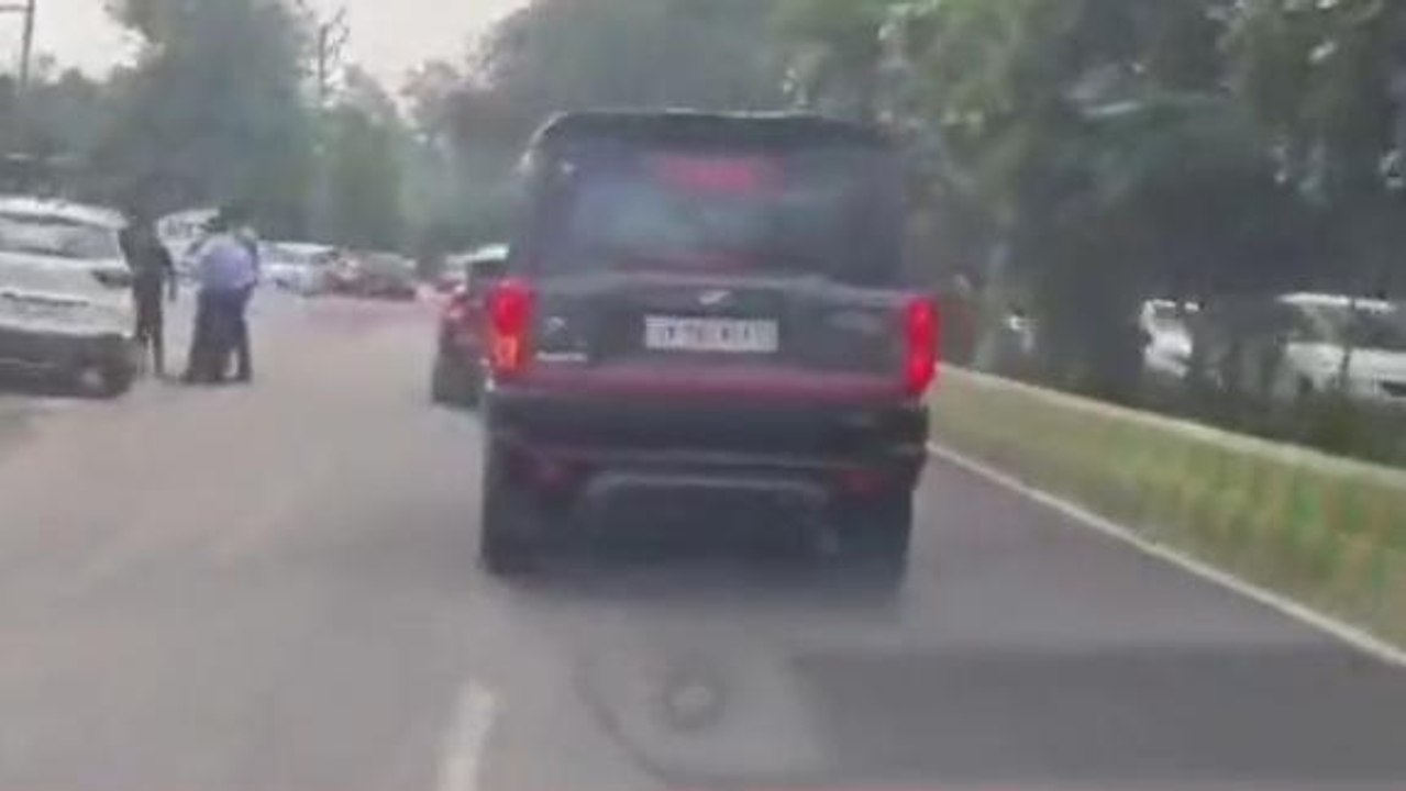गाजियाबाद: पुलिस ने निकाली 'टशनबाजो' की हवा, गाड़ी के हूटर उतारकर काटे चालान