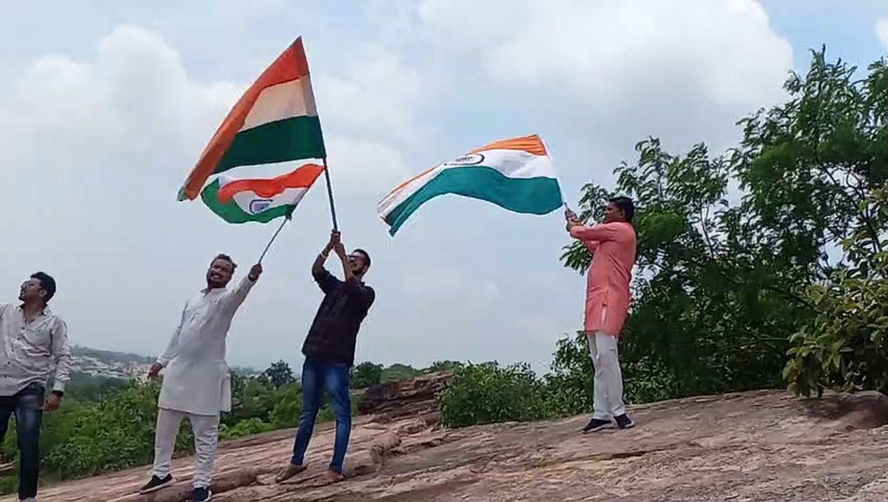 युवाओं ने आदमगढ़ की पहाड़ियां की ऊंची चोटी पर तिरंगा लहराकर मनाया तिरंगे का जन्मदिन
