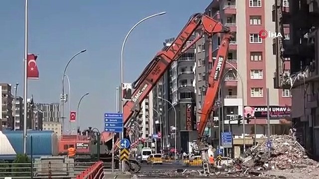 Ağır hasarlı binanın yıkımında polis ve operatörün bayrak hassasiyeti