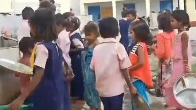 मासूम बच्चे धो रहे मिड डे मील के वर्तन,Viral Video से हड़कंप