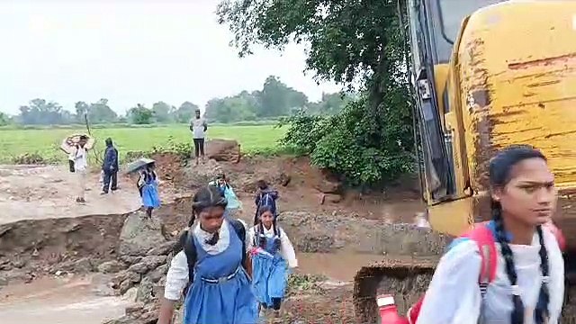 बच्चों को जान जोखिम में डालकर पार करना पड़ रहा नदी