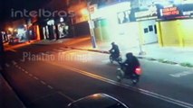 Vídeo mostra momento em que dupla cai ao tentar empinar moto em avenida de Maringá
