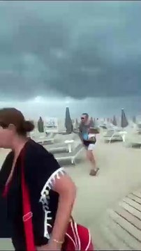 Maltempo in Emilia Romagna, la gente fugge dalla spiaggia