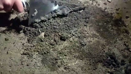 Así tapan con cemento los hoyos de un campo de golf para protestar por el derroche de agua