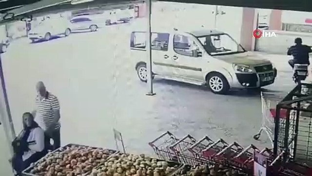 Une moto et une camionnette sont entrées en collision à Düzce... Ces moments sont filmés