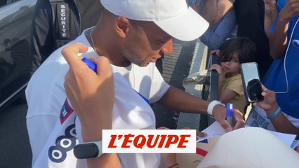 Download Video: Kylian Mbappé s'arrête saluer les supporters - Foot - PSG